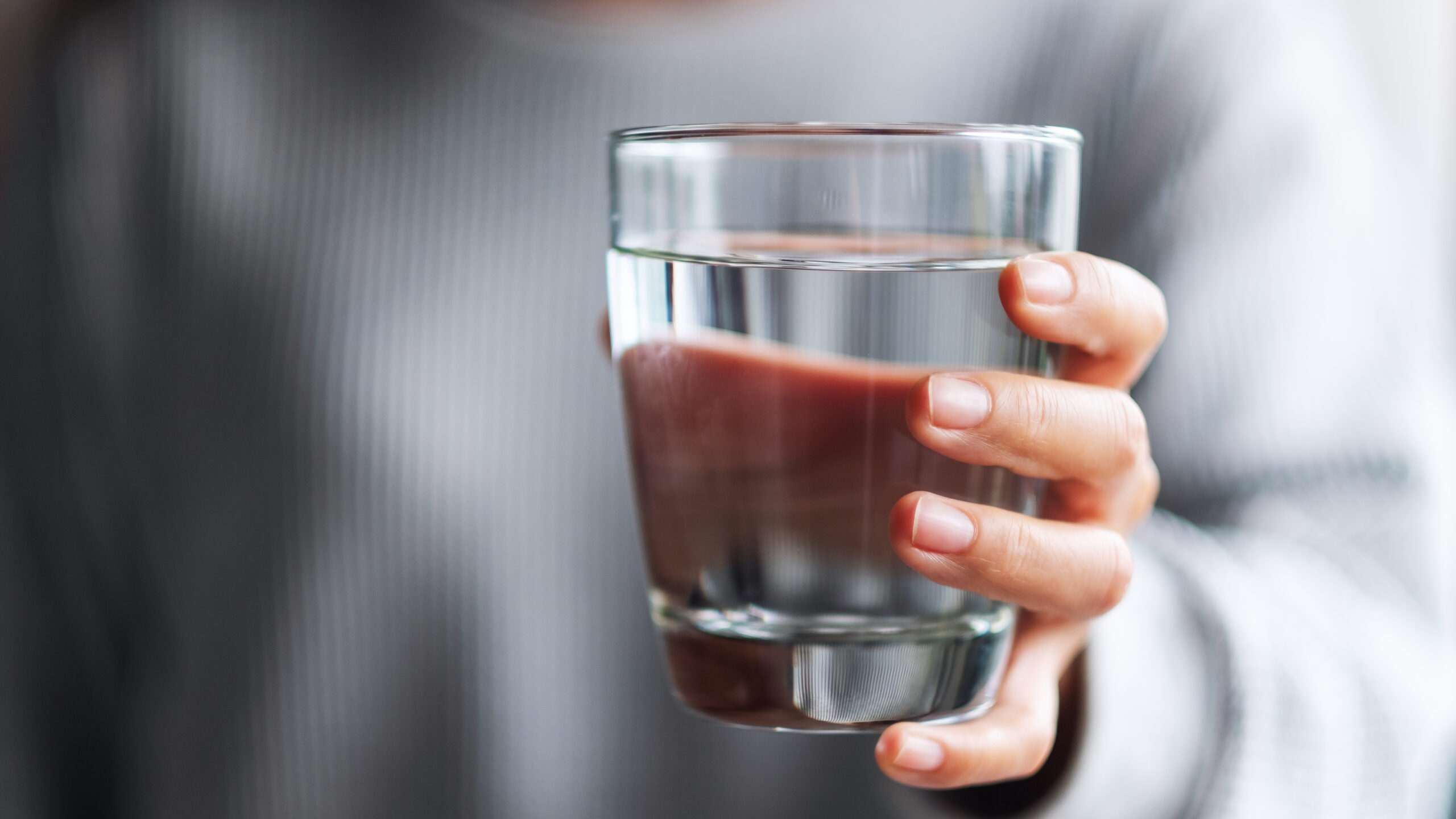 ¿Qué ocurre en tu cuerpo cuando no tomas suficiente agua?